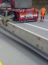 Stavba mobilních svodidel na dálnici D1 mezi Šternovem a Psářemi