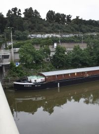 Loď Hermes u Štefánikova mostu, bezdomovec