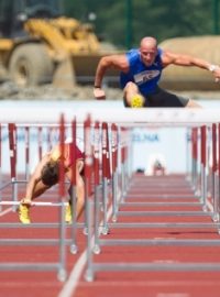 Petr Svoboda (uprostřed) vyhrál závod 110m překážek