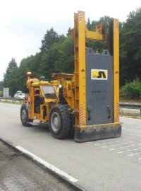 Gilotina - Wirtgen BTZ 7000 rozbíjí beton na dálnici D1