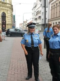 Romské asistentky prevence kriminality. Vlevo Monika Kotlárová, vpravo Renata Tišerová, uprostřed za Městskou policii v Plzni Andrea Vlčková
