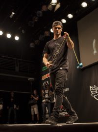 Závodníci na mistrovství světa v yoyování v pražském divadle Archa