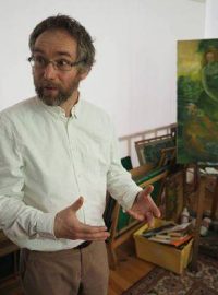 Výtvarník Jaroslav Gorbaněvský ve svém pařížském ateliéru