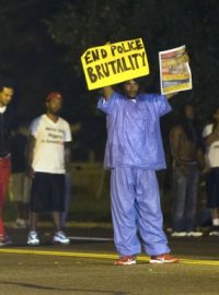 USA, St. Louis. Protesty, které vyvolalo zastřelení černošského mladíka policistou