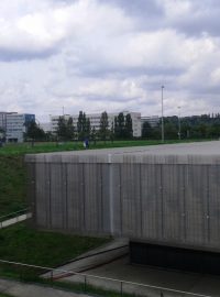 Vpravo zapustěný bazén, vlevo Velodrom, na kterém se poplave bazénová část ME