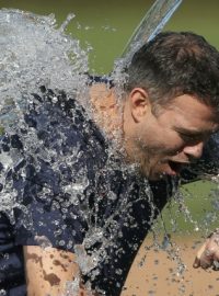 Internetem se šíří tzv. kbelíková výzva, ice bucket challange. Lidé se nechávají polévat ledovou vodou