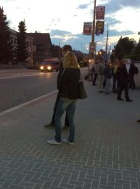 Lidé čekají na zastávce v Jihlavě na Živé kino v trolejbuse