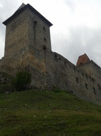 Martina Klímová se zajímá o historické luky a šípy na hradě Kašperk