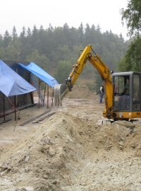 Stavba nového vstupního objektu do cínového dolu by měla být hotová příští rok