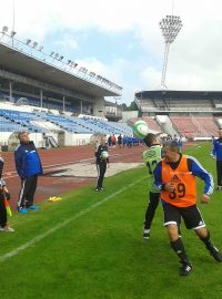 Zelení jsou obránci, oranžoví útočníci. A rozhodčí musí správně posoudit sporné situace