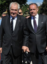 Miloš Zeman a Andrej Kiska (vpravo) při oslavě 70. výročí SNP