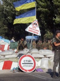 Ukrajinští vojáci na kontrolním stanovišti v Mariupolu na jihovýchodě Ukrajiny