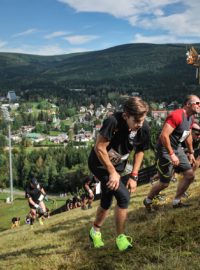 Hromadný běh na skokanský můstek K120. Na účastníky čekalo 400 metrů