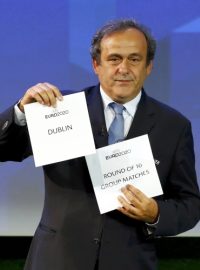 Prezident UEFA Michel Platini ukazuje jméno Dublinu, jednoho z pořadatelů z mistrovství Evropy 2020