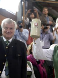 Bavorský premiér Horst Seehofer (vlevo) a mnichovský starosta Dieter Reiter na zahájení Oktoberfestu