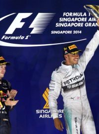 Lewis Hamilton se raduje z vítězství ve Velké ceně Singapuru, vlevo druhý v pořadí Sebastian Vettel