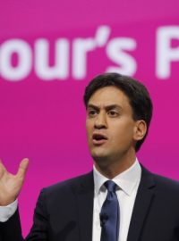 Předseda opoziční Labour Party Ed Miliband během projevu na konferenci strany v Manchesteru