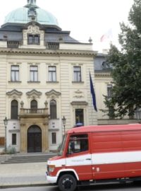 Úřad vlády prohledali 25. září hasiči poté, co na úřad dorazila podezřelá zásilka