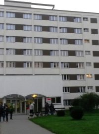Policisté vyklidili koleje pardubické univerzity a pustili se do jejich prohledávání