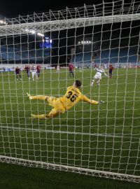 Útočník Bayernu Mnichov Thomas Müller proměňuje penaltu v zápase na hřišti CSKA Moskva.