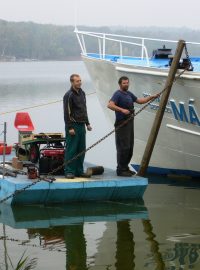 Práce na dalším zabezpečení lodě Máj