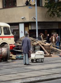 Před Českým rozhlasem se natáčí akční scéna nového filmu Krycí jméno Holec