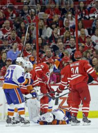 Brock Nelson leží před brankou Hurricanes po bolestivé teči, kterou zvyšoval na 2:0