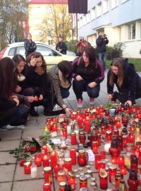 Před školou ve Žďáru nad Sázavou hoří svíčky, lidé vzpomínají na zabitého studenta