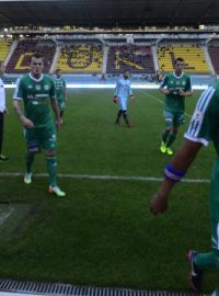 Fotbalisté Příbrami odcházejí do šaten kvůli výpadku elektřiny na stadionu