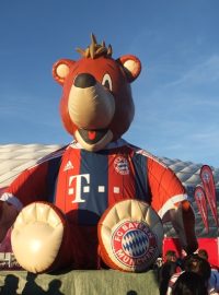 Před Allianz Arénou, domovský stadionem Bayernu Mnichov