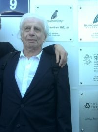 Viktor Fajnberg (uprostřed)