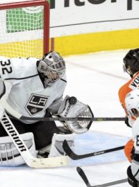 Brankář Los Angeles Jonathan Quick zastavuje svojí lapačkou akci Jakuba Voráčka