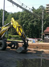 Práce na trati Pardubice - Hradec Králové probíhají ve Stéblové