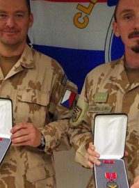 Čeští vojáci, které Američané vyznamenali za práci v Afghánistánu. Vlevo David Lavička, vpravo Jiří Pazděra