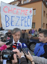 Obyvatelé Vlachovic na Zlínsku, kde se řeší následky nedávného výbuchu muničního skladu, se setkali s ministrem obrany Martinem Stropnickým