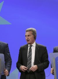 Ruský ministr Alexandr Novak, eurokomisař Günther Oettinger a šéf EK José Manuel Barroso na tiskové konferenci