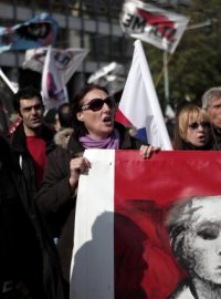 Protest tísíce Řeků proti úsporným opatřením vlády v Aténách