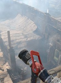 Požár zničil starý opuštěný hotel na Mírovém náměstí v Mariánských Lázních