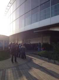 Kolem 9:15 začali přicházet i ti, kteří nepochodili na internetu
