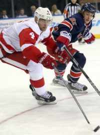 Jakub Kindl (vlevo) se žene za pukem v utkání Detroitu s New Yorkem Rangers