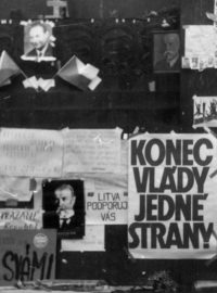 „Konec vlády jedné strany,“ stojí na jedné z výzev nalepených na soše svatého Václava na Václavském náměstí. Nalepené jsou na ní také fotky Masaryka, Palacha a Dubčeka