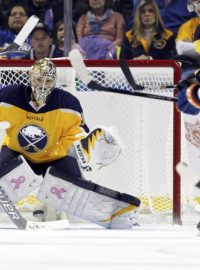 Brankář Buffala Sabres Michal Neuvirth v utkání s Edmontonem