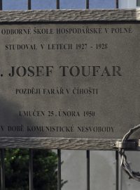 Pamětní deska faráře Josefa Toufara