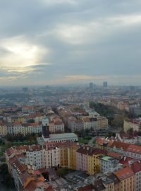 Pohled na náměstí Jiřího z Poděbrad s kostelem z Žižkovské věže