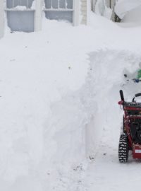 Severovýchod Spojených států se stále potýká s přívaly sněhu