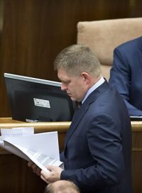Šéf slovenské vlády Robert Fico (vlevo) a bývalý předseda parlamentu Pavol Paška