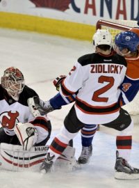 Brankář New Jersey Cory Schneider vychytal druhé čisté konto v sezoně, před brankou mu pomáhá český obránce Marek Židlický