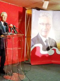 Levicový kandidát Hammat al-Hammámí uznává na tiskové konferenci volební porážku
