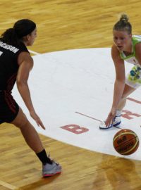 Utkání 4. kola Evropské ligy basketbalistek, skupina B, BK IMOS Brno - Energa Toruň, 26. listopadu v Brně. Amanda Jackson (vlevo) z toruňského týmu a Kateřina Hindráková