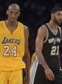 Kobe Bryant (vlevo) vede střelecké statistiky NBA, promění ale pouze 38 procent pokusů